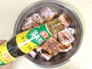 8、剁椒蒸排骨,继续滴入蚝油，搅拌均匀