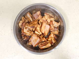 11、剁椒蒸排骨,搅拌均匀，静置腌制入味，我是腌制了一夜，非常入味
