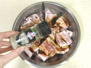 9、剁椒蒸排骨,撒上黑胡椒粉