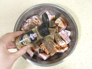 10、剁椒蒸排骨,再撒入孜然粉