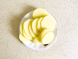 12、剁椒蒸排骨,准备一个土豆，去皮，切成薄片