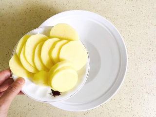 13、剁椒蒸排骨,倒入大碗里