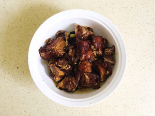 15、剁椒蒸排骨,将排骨码放在土豆上