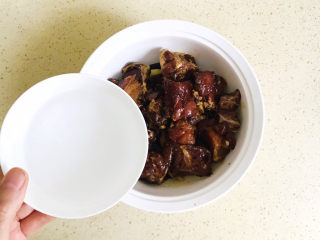 16、剁椒蒸排骨,倒入半碗水