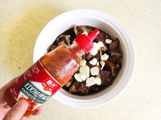 18、剁椒蒸排骨,倒入剁椒，我用的是红灯笼辣椒酱