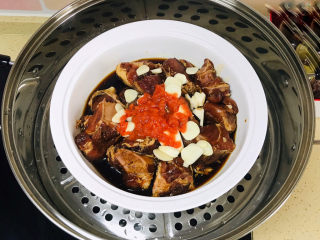 20、剁椒蒸排骨,装入锅里，镉水大火蒸熟