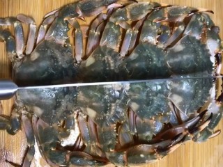 1、麻辣啤酒香焖蟹,新鲜螃蟹刷洗干净