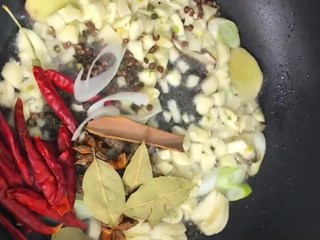 3、麻辣啤酒香焖蟹,起锅烧油放入葱姜蒜，八角，桂皮，香叶，花椒，干红椒爆香炒出香味