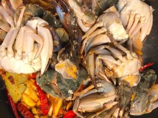 5、麻辣啤酒香焖蟹,放入螃蟹爆炒