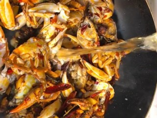 6、麻辣啤酒香焖蟹,加入半罐啤酒