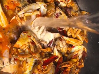7、麻辣啤酒香焖蟹,再加适量的清水