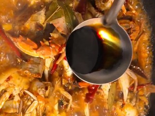 8、麻辣啤酒香焖蟹,放盐，鸡精，白糖，十三香，生抽，老抽