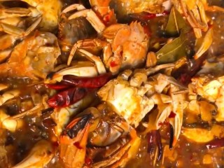 9、麻辣啤酒香焖蟹,大火炖煮十五分钟，收干汤汁即可