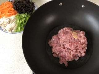 1、超过瘾的鱼香肉丝,锅热倒少许油，倒肉丝下去翻炒