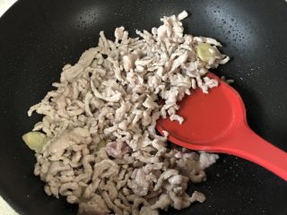 2、超过瘾的鱼香肉丝,炒至变色，装碗备用