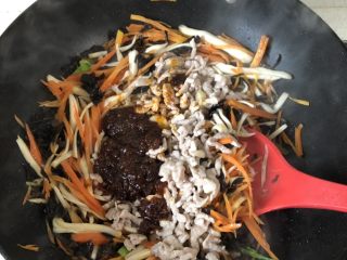 3、超过瘾的鱼香肉丝,放入肉丝、调料包进行翻炒，可以依个人口味和材料多少，加少许糖、生抽、醋进行调味