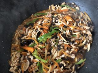 4、超过瘾的鱼香肉丝,出锅前再将青椒丝放入、翻炒几下即可装盘。