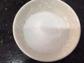 2、奥利奥紫薯奶热饮,准备好砂糖