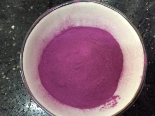 4、奥利奥紫薯奶热饮,准备好紫薯粉