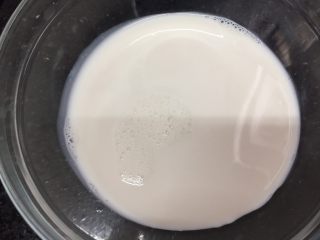 5、奥利奥紫薯奶热饮,在一个大碗里倒入牛奶