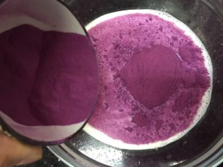 6、奥利奥紫薯奶热饮,加入紫薯粉