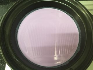 9、奥利奥紫薯奶热饮,倒入锅里