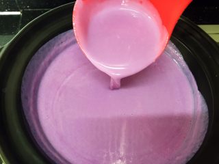 12、奥利奥紫薯奶热饮,煮到变得浓稠，冒气泡关火