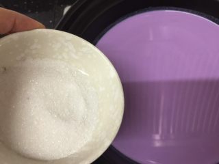 10、奥利奥紫薯奶热饮,小火，加入砂糖
