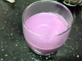 13、奥利奥紫薯奶热饮,先装半杯至3/5杯满