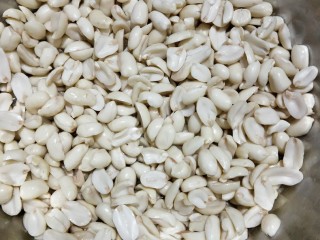 3、酒鬼花生,泡好的花生去皮，掰成两半