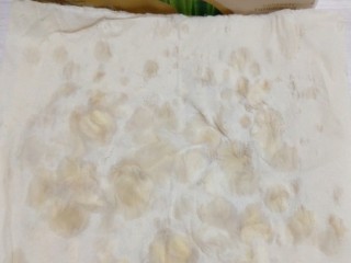 4、酒鬼花生,去了皮的花生用厨房纸控干水分