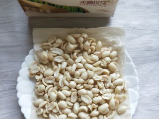 6、酒鬼花生,把冰冻好的花生米取出，室温解冻后，再用厨房纸吸干水分，防止在油炸的时候溅水花