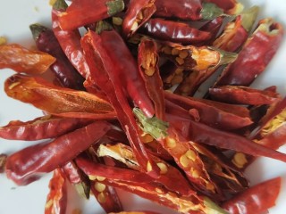 8、酒鬼花生,干辣椒切丝