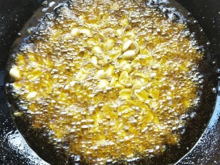 9、酒鬼花生,锅里放入油加热 ，放入花生油炸，炸的过程用中火，一定要掌握好火候