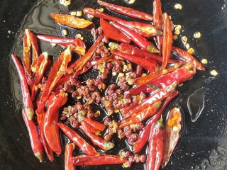 11、酒鬼花生,锅底留一点油，放入干辣椒，干花椒，小火慢慢炒香