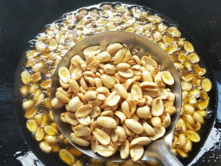 10、酒鬼花生,炸到花生稍微变黄就立即出锅