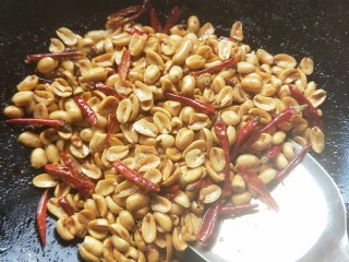 12、酒鬼花生,再放入炸好的花生 ，辣椒粉，花椒粉，盐翻炒均匀出锅