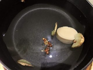 2、简易版钵钵鸡——冷锅串串,锅里放入一块浓汤宝，姜片和花椒，加入1000克水