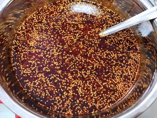 7、简易版钵钵鸡——冷锅串串,加入芝麻包，搅拌至粉料融化后备用