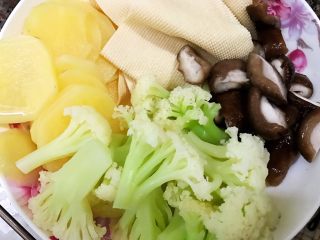 8、简易版钵钵鸡——冷锅串串,烧一锅水把素菜分别煮熟，煮熟后捞出过凉水