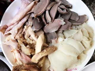 9、简易版钵钵鸡——冷锅串串,煮熟后过凉水再分别切成片