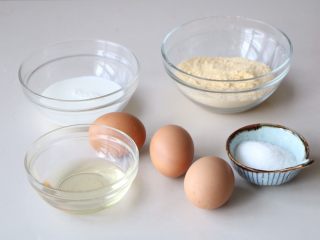 1、玉米面蒸糕,准备所需食材;