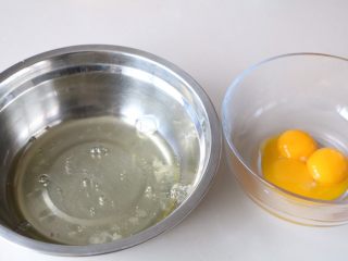 2、玉米面蒸糕,鸡蛋分离,装蛋清的盆干净无油无水;