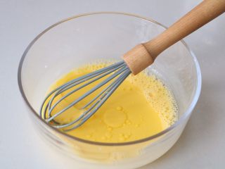 4、玉米面蒸糕,加入色拉油,搅打均匀;