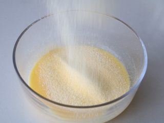 5、玉米面蒸糕,筛入玉米面粉;