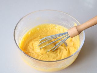 6、玉米面蒸糕,拌均匀;