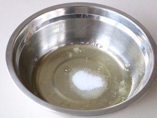 7、玉米面蒸糕,蛋清分次加入细糖打发;