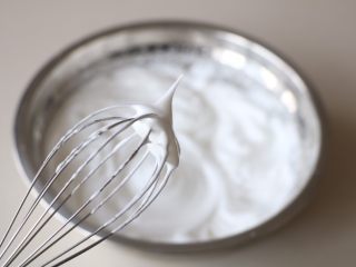 8、玉米面蒸糕,打到提起打蛋器有小尖峰时停止打发;