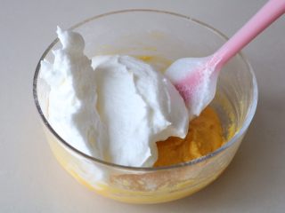 9、玉米面蒸糕,分3/1蛋白霜到蛋糊里,翻拌均匀;