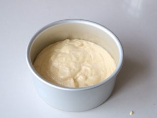 11、玉米面蒸糕,倒入6寸戚风磨具里;